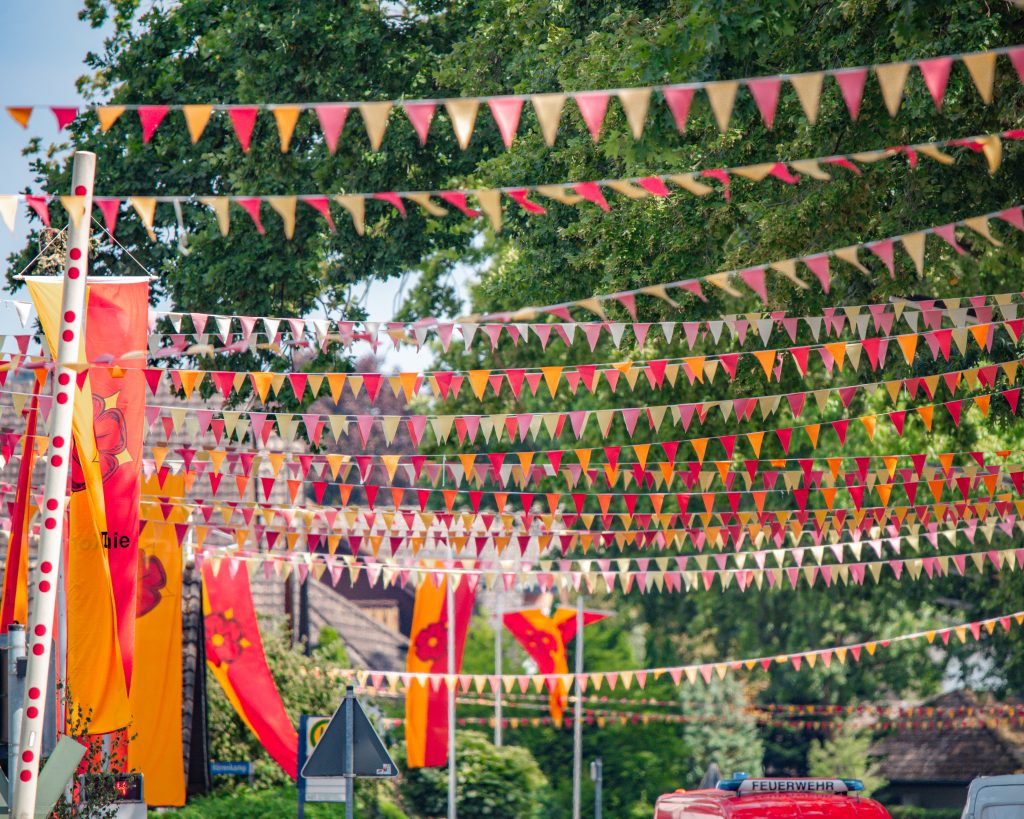 Geschmücktes Dorf Cappel während des Schützenfestes des Cappeler Schützenvereins